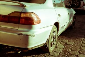 Czy sprzedaż starego akumulatora na złomie może się opłacać dla kierowców?