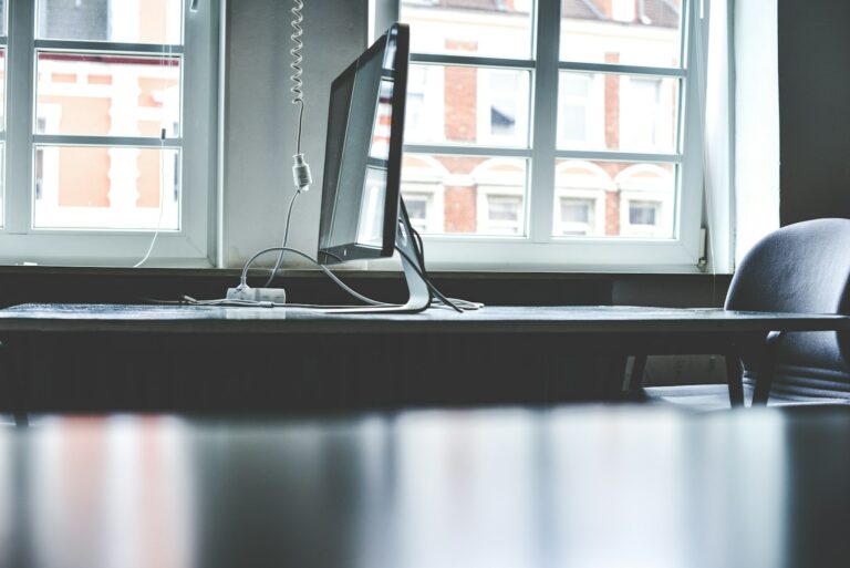Jak wymiary monitora wpływają na Twoją efektywność pracy? Odkrywamy tajniki technologii