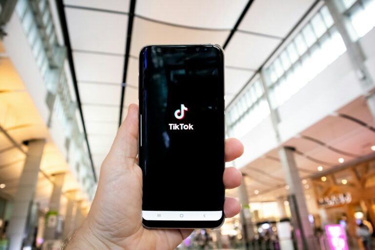 TikTok - nowa plaga cyfrowa? Odkrywamy prawdę o uzależnieniu od aplikacji sensacji.