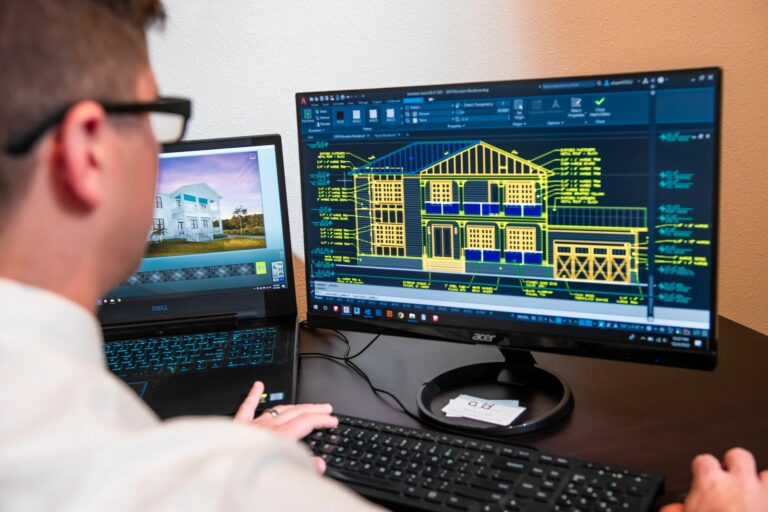 Architekt przegląda szczegółowe projekty