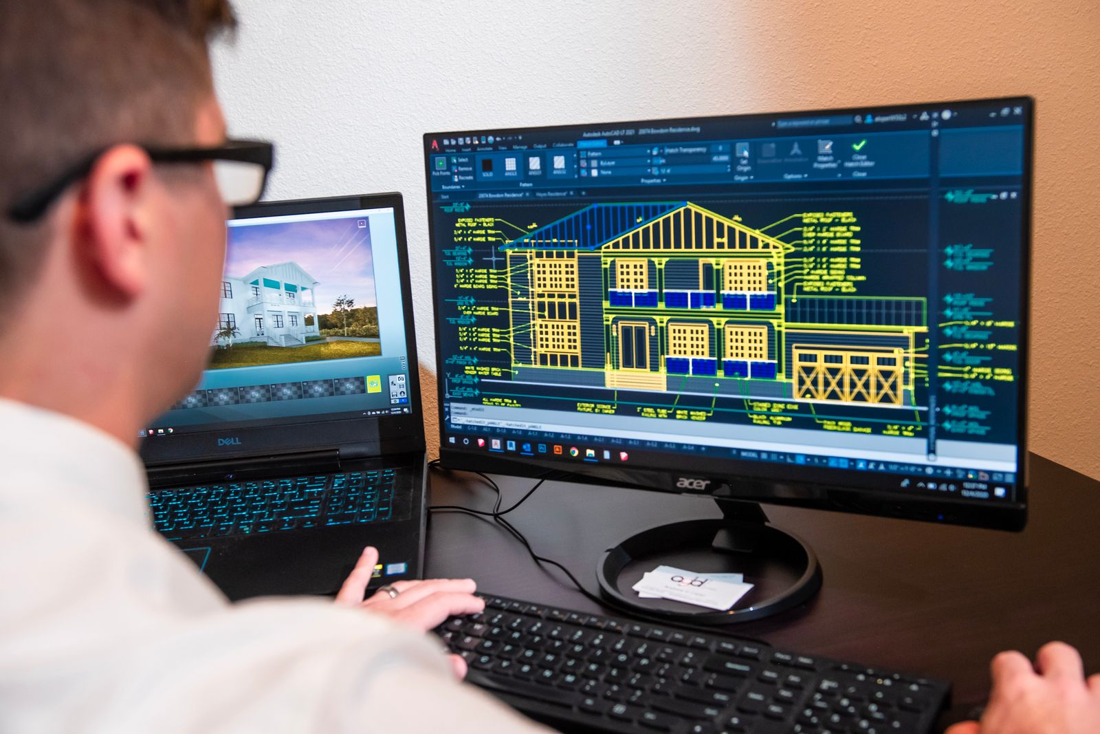 Architekt przegląda szczegółowe projekty
